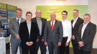 Freude auf beiden Seiten: Hama und Swisslog starten in die logistische Zukunft.  (Bild: Swisslog)