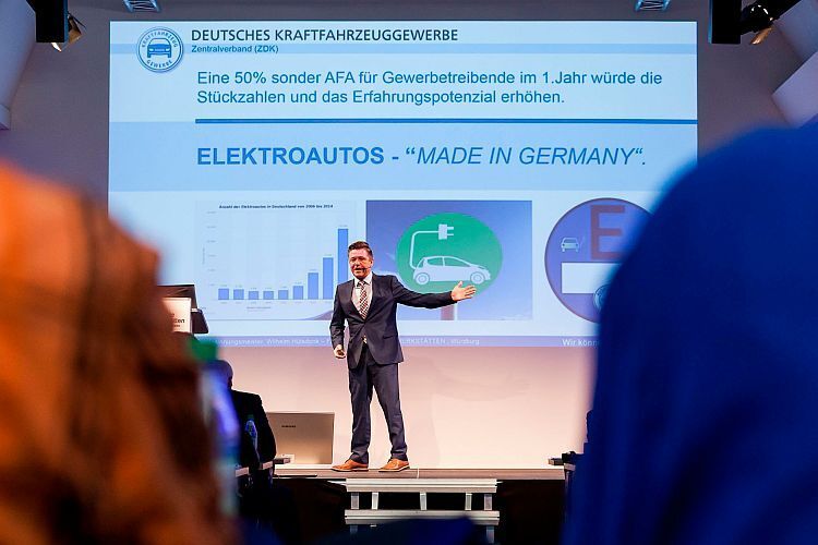 Hülsdonk machte in Würzburg Vorschläge, wie sich unter anderem der Absatz von Elektroautos fördern ließe. (Foto: Bausewein)