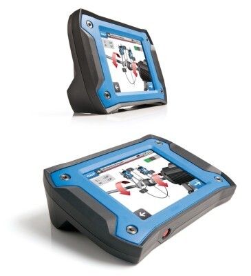 Red Dot Award 2015 - Wellenausrichtsystem TKSA 41 von SKF: Das Wellenausrichtsystem TKSA 41 wird zur präzisen Ausrichtung von Wellen per Laser verwendet, um die Laufzeit von hori- zontal rotierenden Industriemaschinen zu verlängern. Das Gerät verfügt über ein ergonomisches Display mit Touchscreen, eine Bluetooth-Verbindung sowie einen in- tegrierten QR-Code-Scanner für einen schnellen Zugriff auf bereits vorhandene Maschinendaten. Das Gehäuse aus thermoplastischem Elastomer ist besonders stoßfest. (Bild: Red Dot)