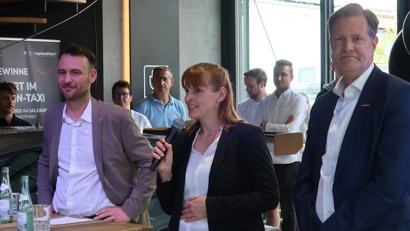 Gaben den offiziellen Startschuss: (v. l.) die Geschäftsführer Daniel Heilig, Friederike Moritz und Uwe Rodemerk. (Grimm/»kfz-betrieb«)