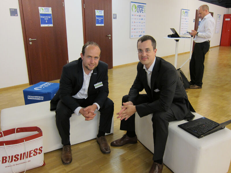 Sascha Morbitzer (l.), bluechip, mit Dominic Mein, Benq  (Bild: IT-BUSINESS)