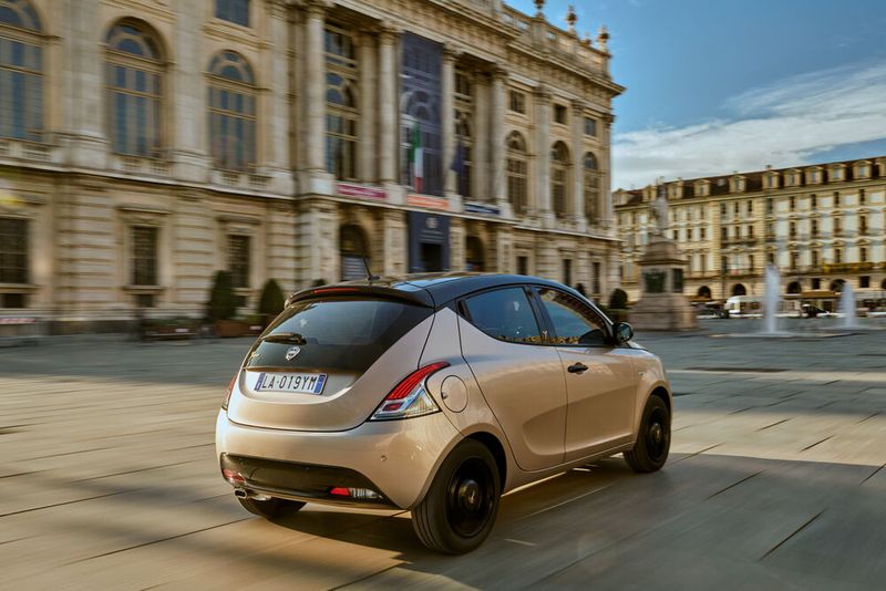 Zum Einsatz kommen ein Einliter-Dreiyzlinder-Benziner sowie ein 12-Volt-Startergenerator mit kleiner Lithium-Ionen-Batterie. (Bild: Lancia)