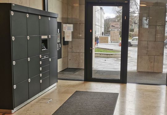 Nicht nur übliche Post kann in Schließfachanlagen von Variocube sicher abgegeben und abgeholt werden. Das Gleiche gilt für Leihequipment oder, mit etwas Aufrüstaufwand, auch für temperatursensible Paketinhalte. Das hat jetzt unter anderem das ISTA für sich entdeckt. Nicht nur übliche Post kann in Schließfachanlagen von Variocube sicher abgegeben und abgeholt werden. Das Gleiche gilt für Leihequipment oder, mit etwas Aufrüstaufwand, auch für temperatursensible Paketinhalte. Das hat jetzt unter anderem das ISTA für sich entdeckt.