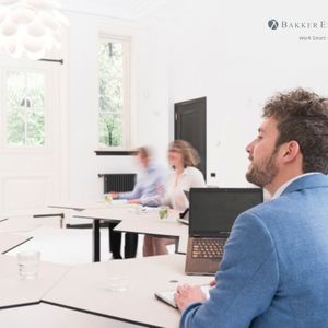 Der höhenverstellbare Steh-Sitz-Schreibtisch „Honeycomb Dlite“ vom niederländischen Hersteller Bakker Elkhuizen kann als wirksame und flexible Präventionsmaßnahme bei der Einrichtung des Arbeitsplatzes in Unternehmen eingesetzt werden. 