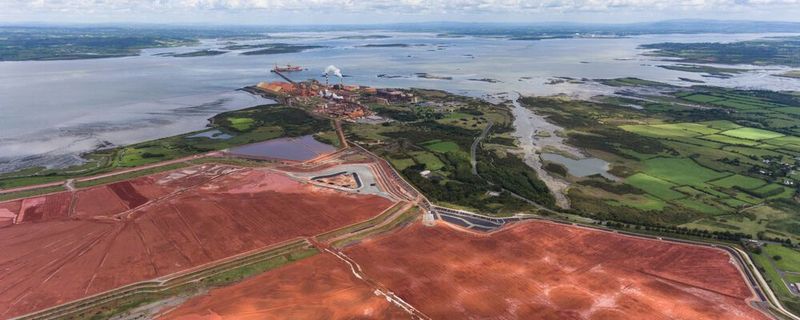In großen Deponien wie hier bei Aughinish Aluminiumhütte in Irland wird derzeit der ätzende und giftige Rotschlamm, der bei der Aluminiumproduktion entsteht, entsorgt. Ein Team des Max-Planck-Instituts für Eisenforschung hat einen wirtschaftlichen Prozess entwickelt, um daraus klimaneutral Eisen für die Stahlindustrie zu gewinnen.(Bild:  Gabriel Cassan - stock.adobe.com)