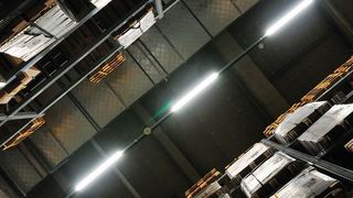 Egal ob in der Produktion oder im Hochregal: Viele Produkte sind bereits digitalisiert und vernetzt, autonome Transportgeräte oder eine intelligente  Lagerautomatisierung ermöglichen so eine effiziente und vor allem flexible Produktionsversorgung. (©dreamnikon - stock.adobe.com)