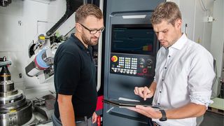 dm-2023-04-16-person-at-a-machine-condition-monitoring-image-photo-2022-07-h-e-p- (Quelle: Kapp Niles)