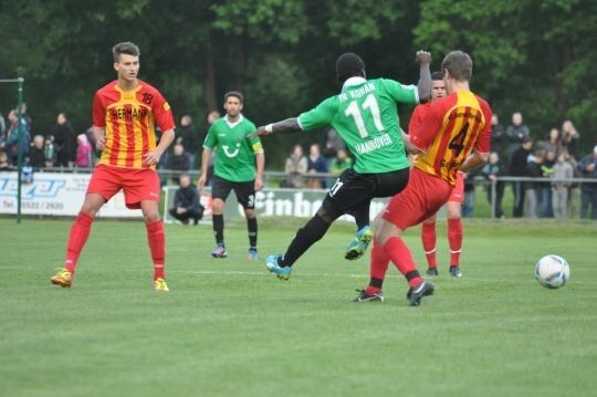 Keine Berührungsängste: Northeims Patrick Gemende fällt Didier Ya Konan. (Foto: Richter)