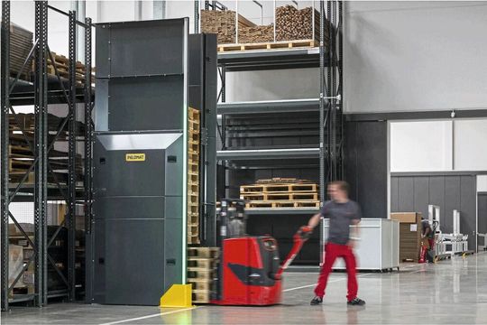 Modern signalling technology can be used to visualize fill levels in warehouses. For example, LED lights can indicate how high a stack of pallets is.(Image: Item Industrial Technology)