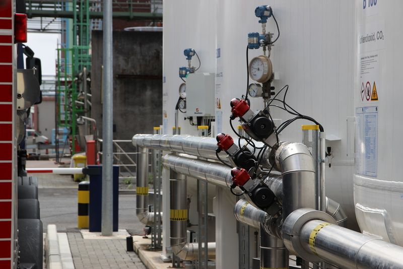 Einblicke in die neue Kohlendioxid-Produktion im Industriepark Höchst - betrieben von der im Oktober 2012 gegründeten CO2 Betriebs-GmbH. An dem Joint Venture sind vier mittelständische deutsche Gasehersteller beteiligt: Die Westfalen aus Münster hält 50 Prozent, die weiteren Kontingente übernahmen die basi Schöberl aus Rastatt, die Sauerstoffwerk Friedrich Guttroff aus Wertheim und die Rießner-Gase aus Lichtenfels. (Bild: PROCESS)