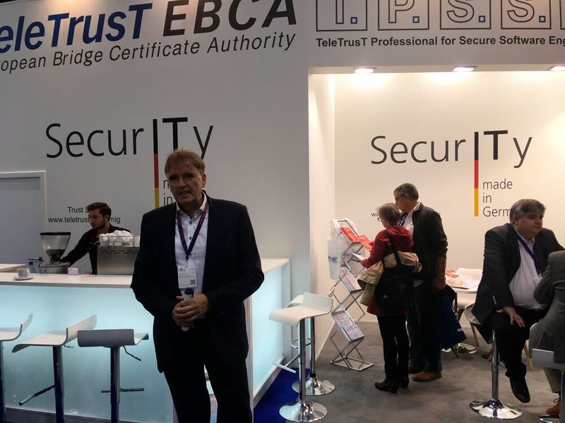 Bundesverband IT-Sicherheit e. V. (Teletrust)

Der in Berlin beheimatete Kompetenzverbund vereint unter seinem Dach in- und ausländische Mitglieder der Verwaltung, Wissenschaft, Beratung und Industrie und beantwortet aktuelle Fragen im Bereich der IT-Sicherheit. Bei der diesjährigen Messe bietet der Verbund seinen Mitgliedern die Möglichkeit zur Messepräsenz und in im Austausch mit Kunden mittels Expertentalks Themen wie die Minimierung von Sicherheitsrisiken zu diskutieren und gemeinsam Lösungsansätze zu finden.
Mehr Informationen unter www.teletrust.de (Vogel Communications Group)