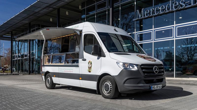 Essen gab es in diversen Food-Truck-Umbauten. (Bild: Mercedes-Benz)