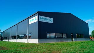Trotz Hemmnissen durch den Lockdown hat der Fördertechnikspezialist Föratec seinen Neubau neulich bezogen. Damit soll den Ansprüchen an automatisierte Förderprozesse in Industrie-4.0-Zeiten für die Zukunft besser entsprochen werden können. (Föratec)