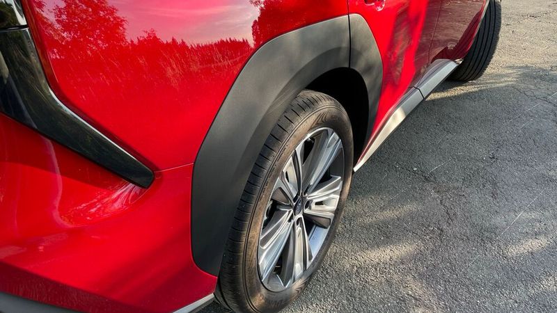 Verschiedene Elemente wie die Radhäuser aus Plastik weisen auf die Geländegängigkeit des Modells hin. (Bild: Grimm – VCG)