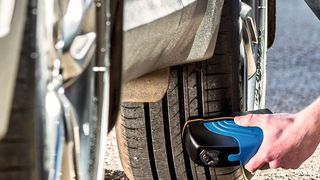 Mit einem handgeführten Reifenscanner kann der Anwender schnell, unkompliziert und überall den Istzustand der Kundenräder prüfen und dokumentieren. (Bild: Snap-On)