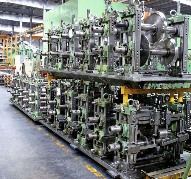 Die gerade nicht benutzten Rollensätze werden einsatzbereit neben der Profilwalzanlage gelagert. Bei Produktwechsel werden die Module einfach aus- und eingebaut. Bild: Kuhn (Archiv: Vogel Business Media)