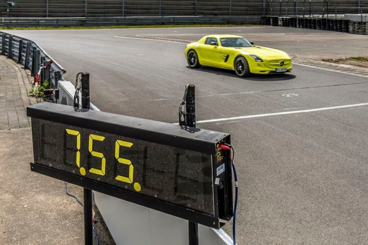 Stromsportler: Die „Grüne Hölle“ der Nordschleife des Nürburgrings umrundet der Mercedes-Benz SLS AMG Electric Drive 2013 in einer Rekordzeit von 7:56,234 Minuten. Der Supersportwagen ist das erste Serienelektrofahrzeug, das die legendäre Rennstrecke in weniger als acht Minuten absolviert. (Daimler)