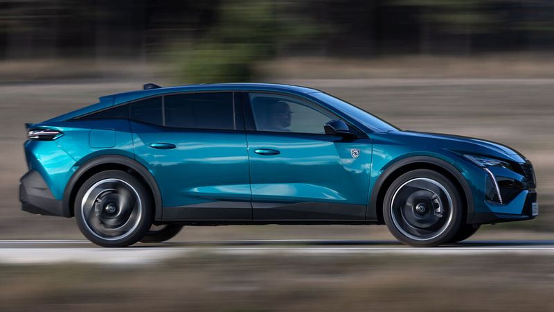 Mit 4,69 Metern Länge gehört der 408 eher in die Mittelklasse. (Bild: Peugeot)