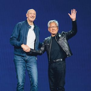 Jensen Huang (re.), Gründer und CEO von Nvidia, und Roland Busch (li.), Vorsitzender des Vorstands der Siemens AG erweitern ihre Partnerschaft, um KI zum Betriebssystem der Industrie zu machen.(Bild:  Siemens)