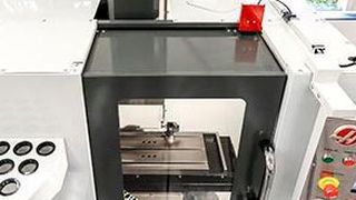 Les nouvelles fraiseuses Mini Mill comportent désormais un bloc de cartérisation à capot métallique, ce qui élimine la nécessité de retirer le capot plastique, en option dans les modèles précédents. (Haas Automation)