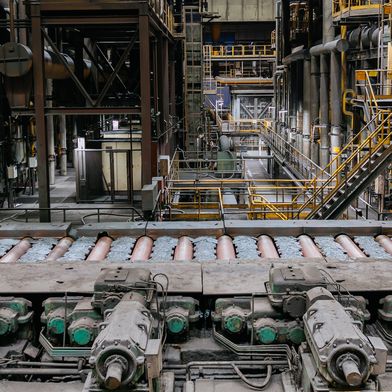 Blick in ein Metallwalzwerk: Die neuen Wellenkupplungen von Ringspann wurden für Schwerlastanwendungen entwickelt. Ein Beispiel dafür sind die im Bild erkennbaren Rollengänge, in deren Antriebssystem die Zahnkupplungen eingesetzt werden können. (Symbolbild) (Bild: Mulderphoto - stock.adobe.com)