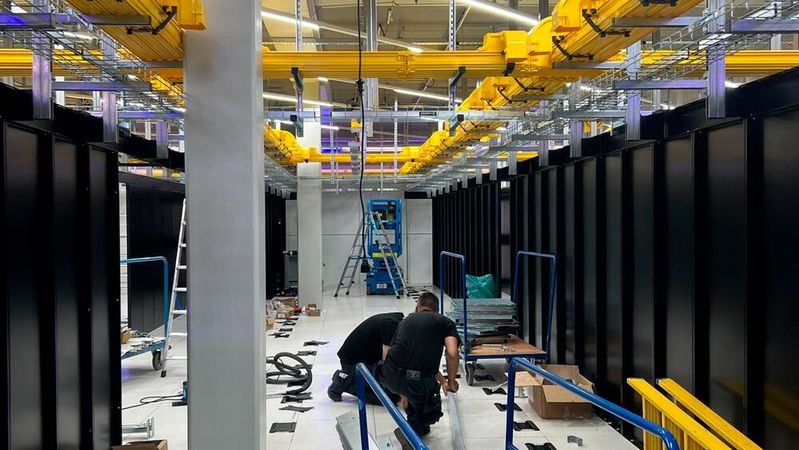 Work in progress: Der Rechenzentrumsentwickler und -betreiber Equinix zeigte beim Rundgang den aktuellen Baufortschritt am „FRA6“.(Bild:  Paula Breukel)