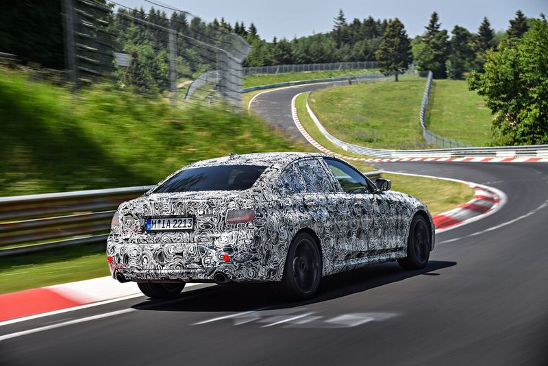 Der Erlkönig kurvt schneidig durch die Eifel, folgt unmittelbar jeder Lenkbewegung. (Bild: BMW)