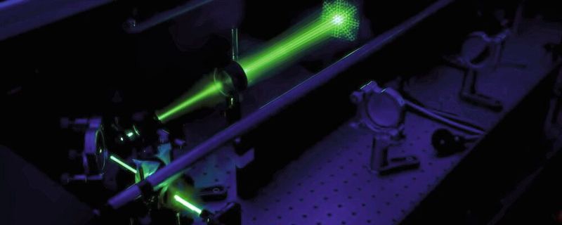 Optischer Aufbau zur Durchführung ultraschneller, holographischer, chiroptischer Mikroskopie.(Bild:  Tobias Schwerdt)