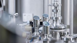 Rohstoffe optimal nutzen und Ausschuss vermeiden – bei gleichbleibend hoher Qualität: Messtechnik kann helfen, diese Ziele zu erreichen.  (Bild: Endress+Hauser)