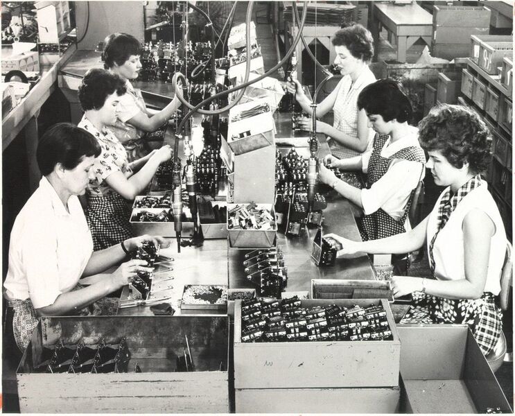 1960er Jahre: Montageteam baut die Serie K zusammen. (Rockwell Automation)