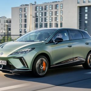 Hot Hatch: Der MG4 X-Power in Hunter Green bringt es auf muntere 435 PS.(Bild:  MG Motor)