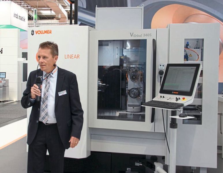 Offizielle Vorstellung der Vgrind 340S von Vollmer auf der EMO Hannover 2019. Die Klein- und Kleinstwerkzeuge, die sie entweder nachschärfen oder neu anfertigen kann, finden ihren Einsatz in der Automobilbranche, der Elektronikindustrie oder in der Medizintechnik. Sie arbeitet dabei mannlos und rund um die Uhr, heißt es. (Königsreuther)