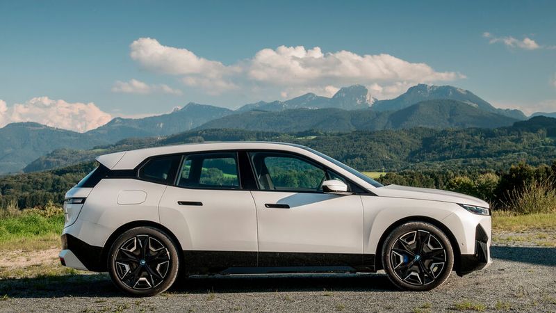 Lang wie der X5 (4,95 m) und flach wie ein X6 (1,70 m) läuft das neue E-Flaggschiff in Dingolfing parallel zum Verbrenner-Boss Siebener vom Band. (Bild: BMW)