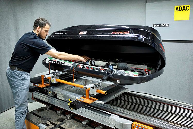 Für den Test wurden die Boxen mit Skiern befüllt. (Foto: ADAC)