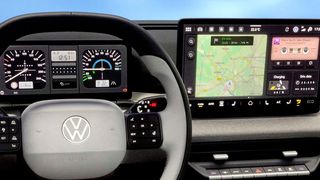 Nimmt sich auf Knopfdruck Anleihen beim Golf 1 bzw. Polo/Derby 2 aus den 80ern: Das neue Tacho-Display beim VW ID. Polo. (Bild: VW AG)