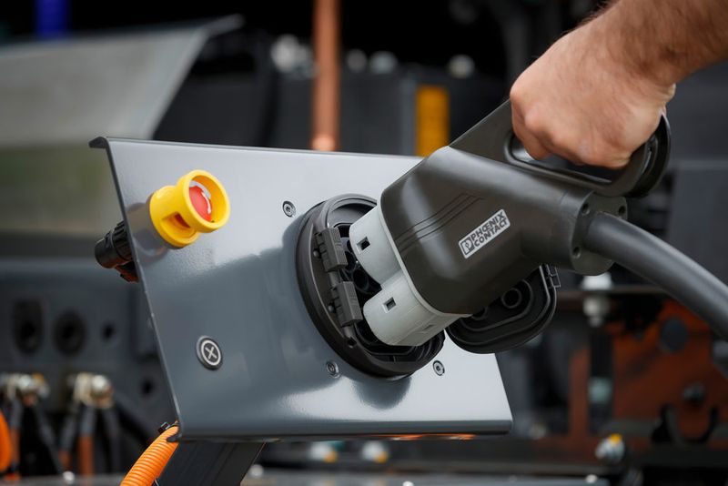 Bei einer Ladeleistung von 100 kW sind die vollständig entleerten Batterien in zwei bis drei Stunden wieder voll geladen. (Daimler)