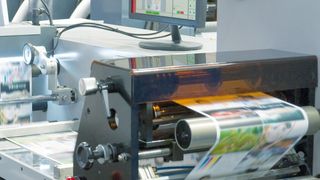 In der Druck- und Verpackungsindustrie dienen Kontrastsensoren der präzisen Erkennung von Druckmarken bei Etikettier- und Verpackungsmaschinen. (© Alterfalter - Fotolia)