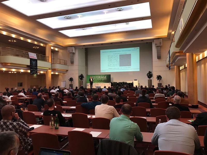 Dr. Köster gab bei seiner Keynote einen Ausblick in die nähere und fernere Entwicklung von Storage-Hardware und Software. (Bild: Vogel IT-Medien)