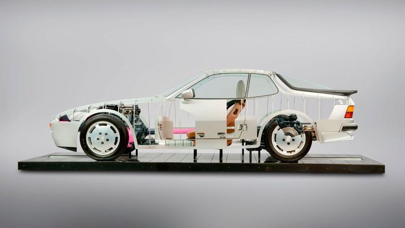 Das Schnittmodelle eines 944. Hier, zwar nicht gut, aber zu erkennen: Das Getriebe hinten (angeschnitten rechts vom Hinterrad) und das zwischen diesem und dem Motor befindliche Traxnsaxlerohr mit der darin befindlichen Antriebswelle (pink). (Bild: Porsche AG)