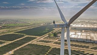 Im Werk im spanischen Saragossa bezieht Stellantis Energie aus einem Hybridpark. Solar- und Windenergie soll rund 80 Prozent des lokalen Strombedarfs decken. (Bild: Stellantis)