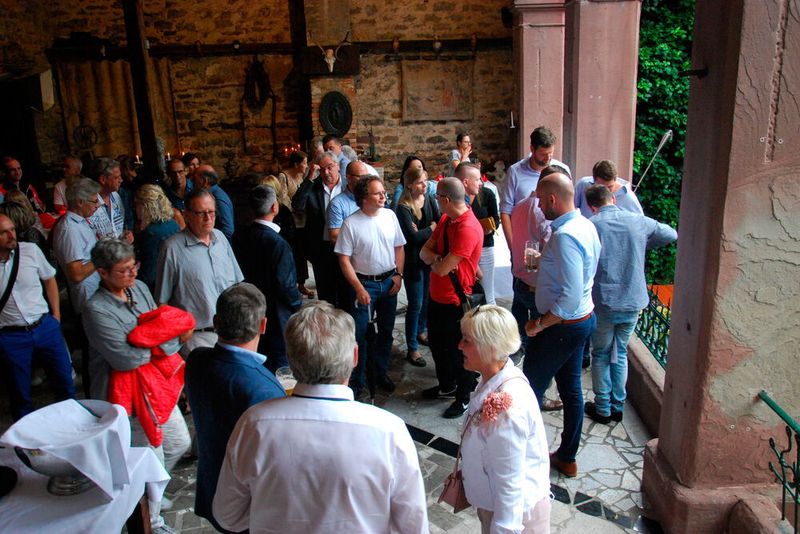 nach den Ehrungen ging es beim blechbatscherfest gleich zum gepflegten Austausch mit anschließenden Buffet. (Wenz)