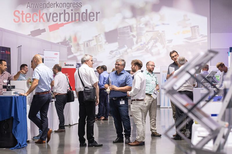 16. Anwenderkongress Steckverbinder: Der Tag 2 auf dem Steckverbinderkongress 2022 hatte den Themenschwerpunkt auf Oberflächen und Werkstoffen. Das umfasste die Konfektion Schwerer Steckverbinder für den Schaltschrankbau ebenso wie Hochstromkontakte für die E-Mobilität und funktionalisierte Oberflächen im Einsatz auf der ISS im Weltraum. (Bild: Elektronikpraxis)