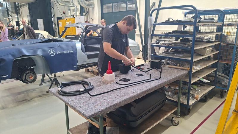 Warum die Restauierung eines 300 SL so viele Stunden und damit so viel Geld verschlingt, liegt unter anderem daran, dass der Wagen bereits zu Produktionszeiten extrem viel Handarbeit verlangte und eher in Manufaktur-Art als in (Groß-) Serienbauweise entstand. (Bild: Dominsky – VCG)