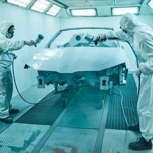 Das gilt auch für die Lackierung des Autos in „White Cristal Blue“.(Bild:  Skoda)