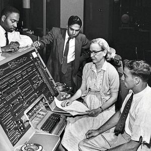 Grace Hopper 1957 an einem UNIVAC-Computer.(Bild:  Grace Hopper and UNIVAC /Unknown author / CC BY )