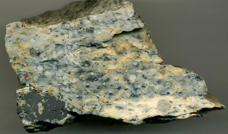Platz 8: Seltene Erden (16%) (Bild: Magnesiocarbonatite from British Columbia in Canada / James St. John (jsj1771) / CC BY 2.0)