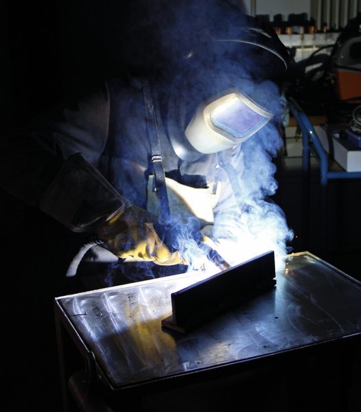 Beim Schweißen sowie bei verwandten Verfahren entstehen Schweißrauche, die in höherer Konzentration gesundheitsgefährdend sind. (Bild: Rehm)