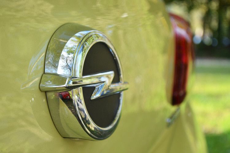 3-D-Emblem mit Heckklappenschalter unten. (Foto: Rehberg)