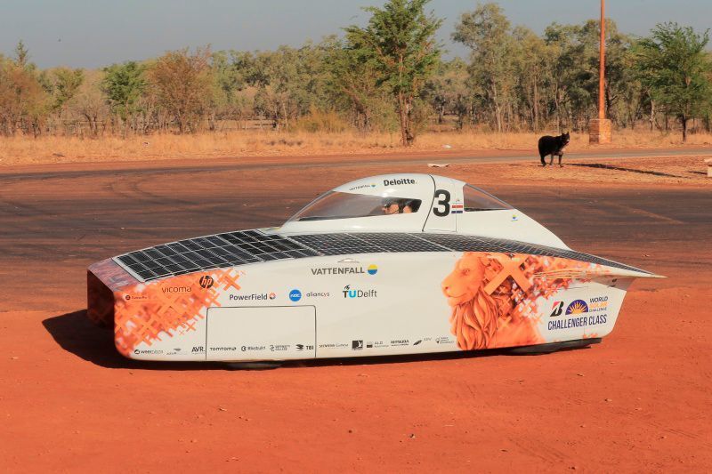 Das Vattenfall Solar Team aus Holland hatte mit seinem Nuna am Ende Pech. Nur 263 km vor dem Ziel in Adelaide ging das Fahrzeug in Flammen auf. Die Ursache für dieses Unglück muss noch geklärt werden. (World Solar Challenge)