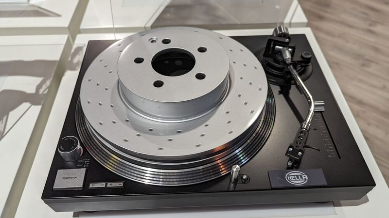 Auch an witzigen Werbemotiven mangelte es auf dem Stand von Hella nicht. (Bild: Dominsky – VCG)